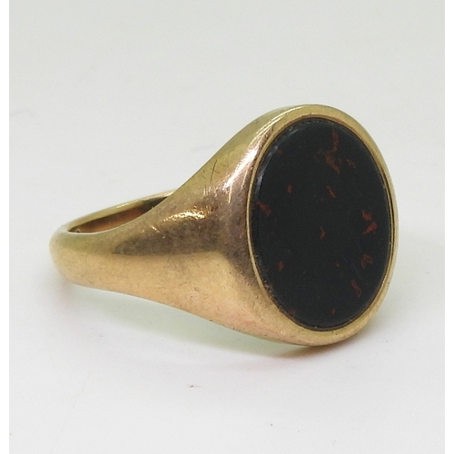 9029 - A good 9ct gold bloodstone signet ring, size X, weight 8.1gms (1)