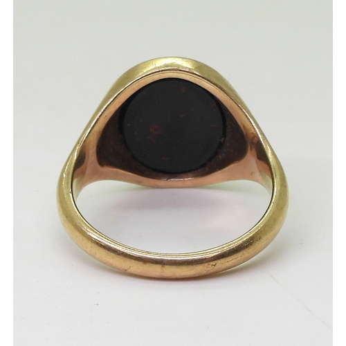 9029 - A good 9ct gold bloodstone signet ring, size X, weight 8.1gms (1)