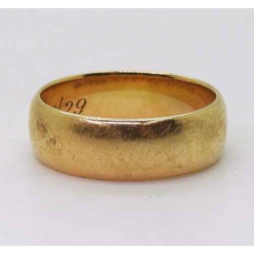 9032 - An 18ct gold gents heavy weight wedding ring, Birmingham hallmarks for 1928, size v1/2, weight 10.1g... 