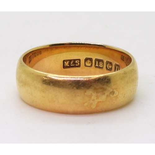 9032 - An 18ct gold gents heavy weight wedding ring, Birmingham hallmarks for 1928, size v1/2, weight 10.1g... 