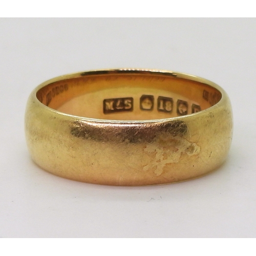 9032 - An 18ct gold gents heavy weight wedding ring, Birmingham hallmarks for 1928, size v1/2, weight 10.1g... 