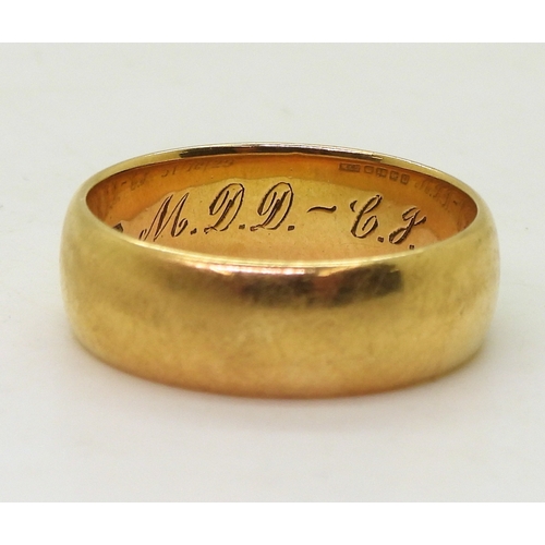 9032 - An 18ct gold gents heavy weight wedding ring, Birmingham hallmarks for 1928, size v1/2, weight 10.1g... 