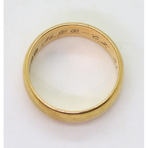 9032 - An 18ct gold gents heavy weight wedding ring, Birmingham hallmarks for 1928, size v1/2, weight 10.1g... 