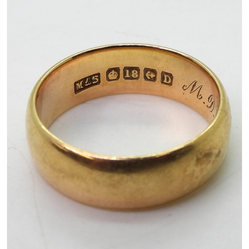 9032 - An 18ct gold gents heavy weight wedding ring, Birmingham hallmarks for 1928, size v1/2, weight 10.1g... 