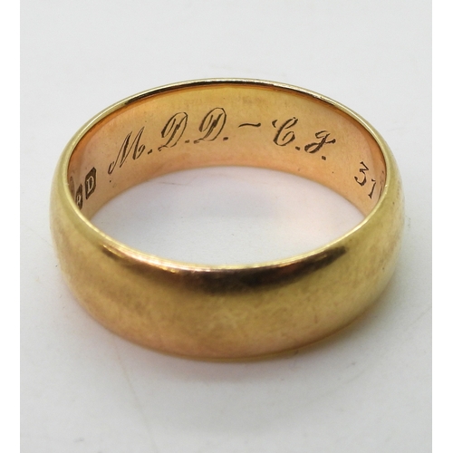 9032 - An 18ct gold gents heavy weight wedding ring, Birmingham hallmarks for 1928, size v1/2, weight 10.1g... 