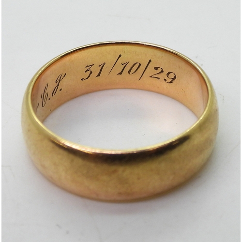 9032 - An 18ct gold gents heavy weight wedding ring, Birmingham hallmarks for 1928, size v1/2, weight 10.1g... 