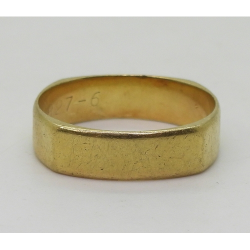 9036 - An 18ct gold square shaped gents wedding ring, size W1/2 weight 7gms