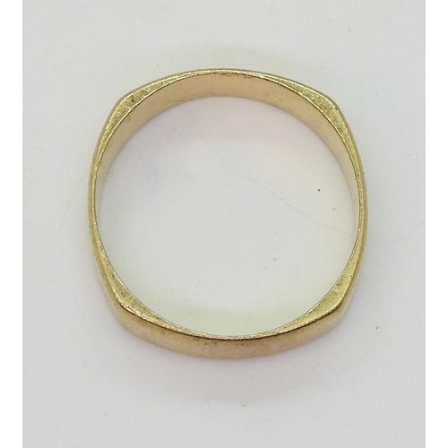 9036 - An 18ct gold square shaped gents wedding ring, size W1/2 weight 7gms