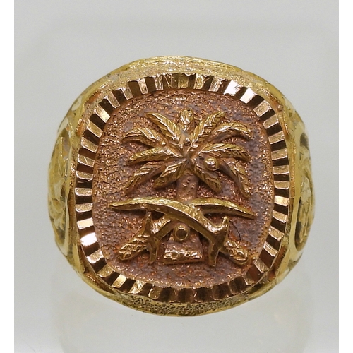 9043 - A bright yellow metal Arabic gold ring, with the Emblem of Saudi Arabia, crossed swords and palm-tre... 