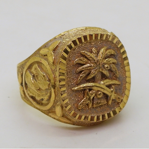 9043 - A bright yellow metal Arabic gold ring, with the Emblem of Saudi Arabia, crossed swords and palm-tre... 