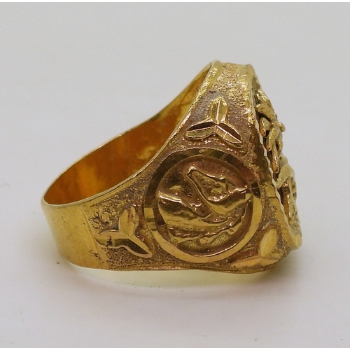 9043 - A bright yellow metal Arabic gold ring, with the Emblem of Saudi Arabia, crossed swords and palm-tre... 