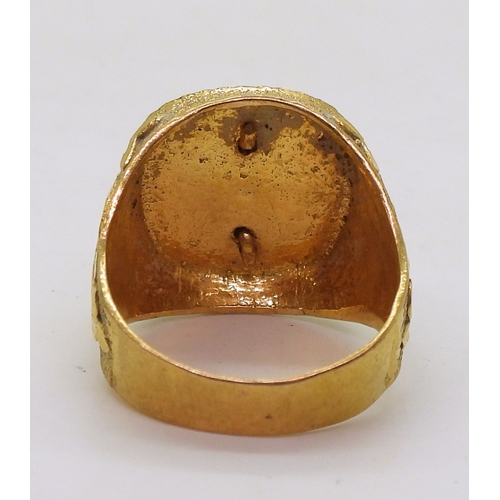 9043 - A bright yellow metal Arabic gold ring, with the Emblem of Saudi Arabia, crossed swords and palm-tre... 