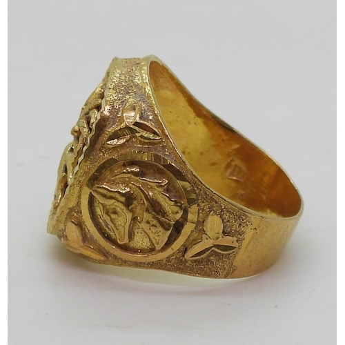 9043 - A bright yellow metal Arabic gold ring, with the Emblem of Saudi Arabia, crossed swords and palm-tre... 