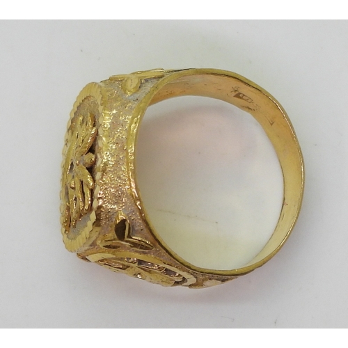 9043 - A bright yellow metal Arabic gold ring, with the Emblem of Saudi Arabia, crossed swords and palm-tre... 