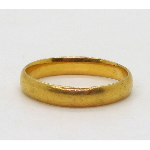 9046 - A 22ct gold wedding ring, with London hallmarks 1918, size w, weight 5.7gms