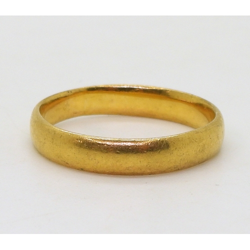 9046 - A 22ct gold wedding ring, with London hallmarks 1918, size w, weight 5.7gms