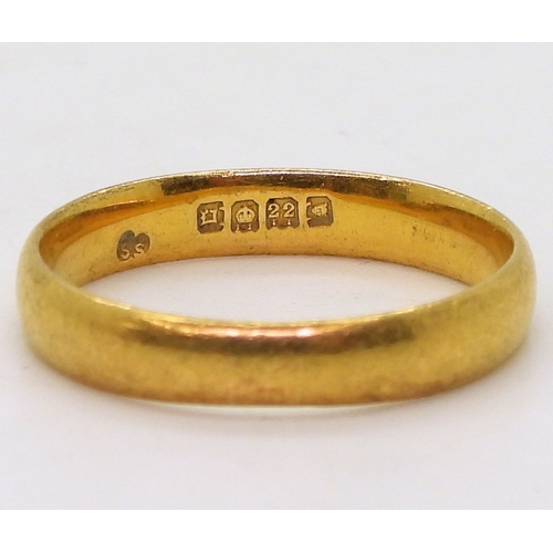 9046 - A 22ct gold wedding ring, with London hallmarks 1918, size w, weight 5.7gms