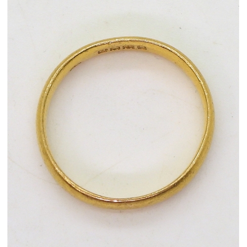 9046 - A 22ct gold wedding ring, with London hallmarks 1918, size w, weight 5.7gms