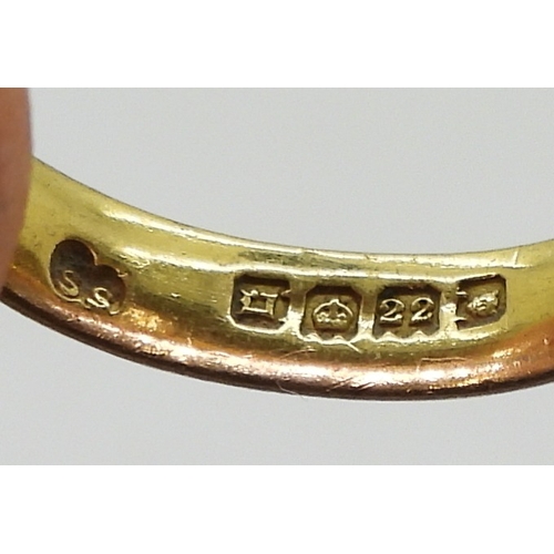 9046 - A 22ct gold wedding ring, with London hallmarks 1918, size w, weight 5.7gms