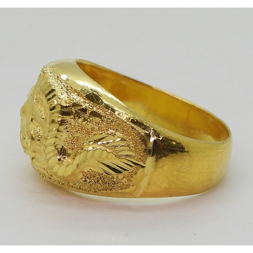 9047 - A Chinese dragon ring, stamped with Chinese characters and 96.5%, finger size S1/2, weight 7.6gms&nb... 