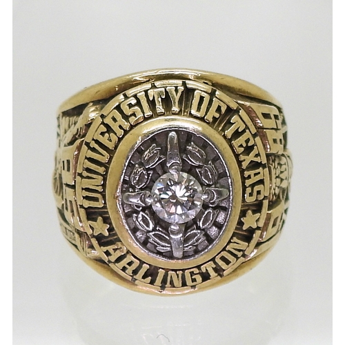 9052 - A 14K gold American college ring, for Arlington, University Of Texas BS 1989, size R1/2, made by 'Ar... 