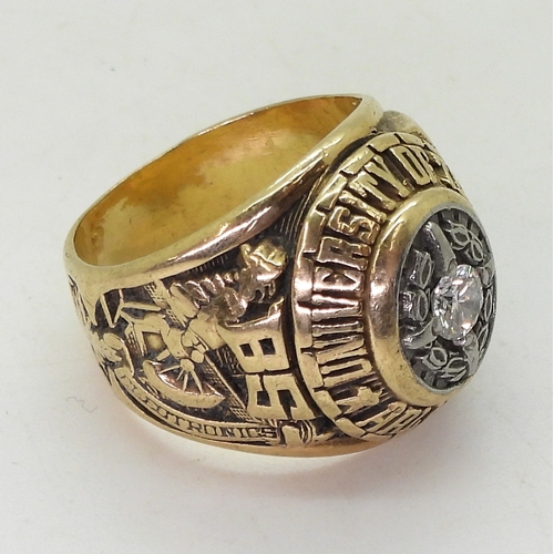 9052 - A 14K gold American college ring, for Arlington, University Of Texas BS 1989, size R1/2, made by 'Ar... 