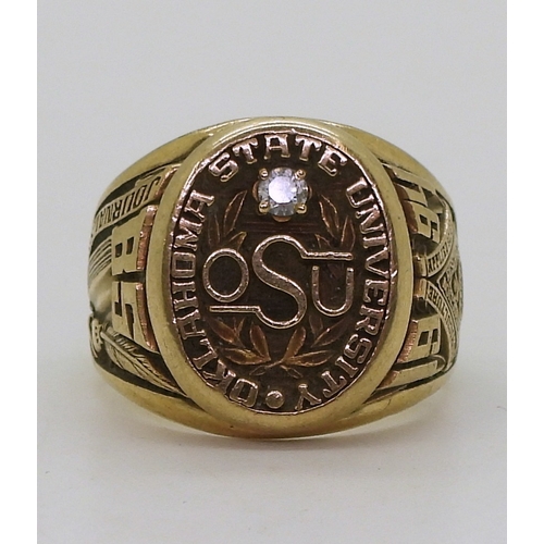 9055 - A 10k gold American college ring, for Oklahoma State University 1994, set with a clear gem, size W1/... 