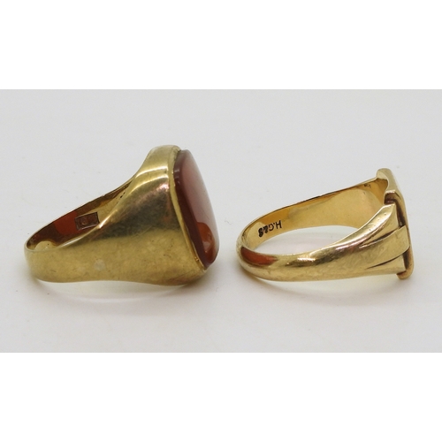 9056 - A 9ct gold engraved signet ring, with London hallmarks 1976, size Y, together with a 9ct gold carnel... 