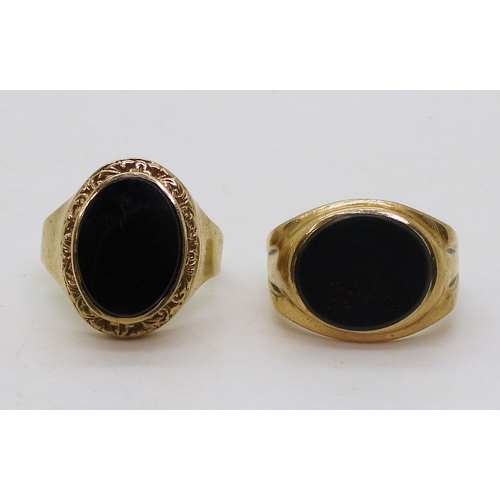 9057 - A 9ct gold bloodstone signet ring, size T, together with a 9ct gold onyx signet ring, size T1/2, wei... 