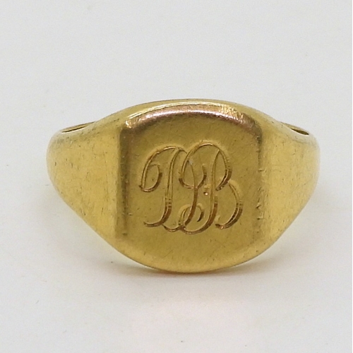 9062 - An 18ct gold signet ring with Birmingham hallmarks for 1966, size R, weight 8.1gms