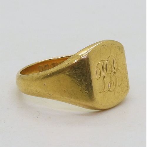 9062 - An 18ct gold signet ring with Birmingham hallmarks for 1966, size R, weight 8.1gms