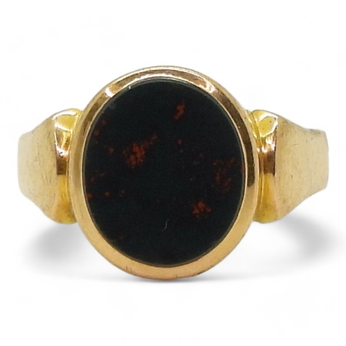 9064 - A 15ct gold bloodstone signet ring, size S, weight 4.7gms 