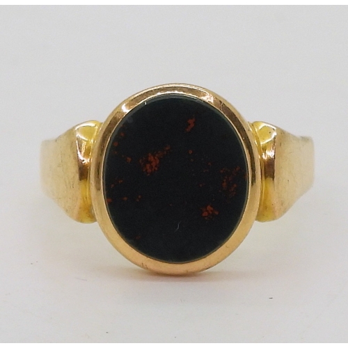 9064 - A 15ct gold bloodstone signet ring, size S, weight 4.7gms 