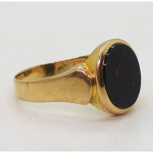 9064 - A 15ct gold bloodstone signet ring, size S, weight 4.7gms 