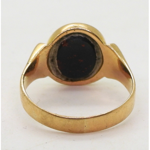 9064 - A 15ct gold bloodstone signet ring, size S, weight 4.7gms 