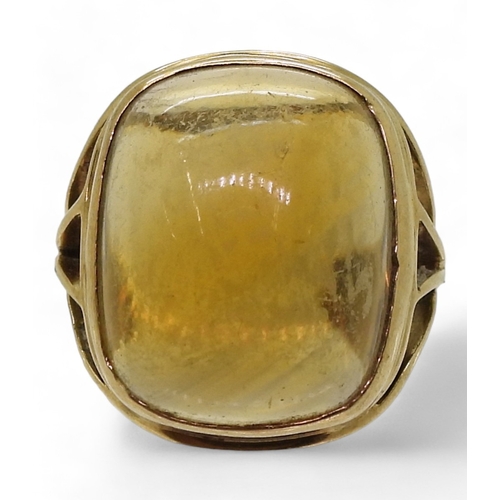 9066 - A yellow metal ring set with a sugar loaf cut citrine of approx 19.5mm x 15.7mm x 8.9mm, finger size... 