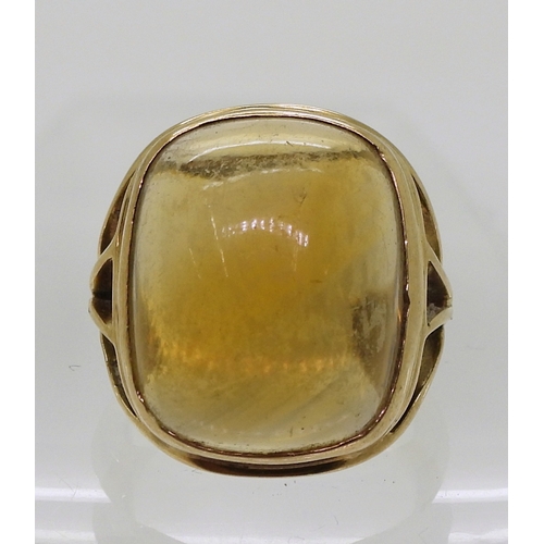 9066 - A yellow metal ring set with a sugar loaf cut citrine of approx 19.5mm x 15.7mm x 8.9mm, finger size... 