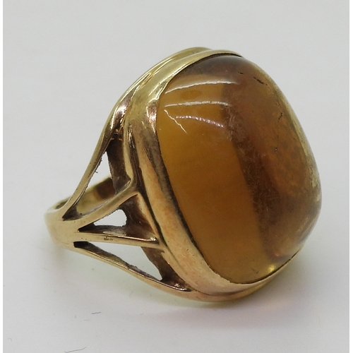 9066 - A yellow metal ring set with a sugar loaf cut citrine of approx 19.5mm x 15.7mm x 8.9mm, finger size... 