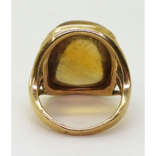 9066 - A yellow metal ring set with a sugar loaf cut citrine of approx 19.5mm x 15.7mm x 8.9mm, finger size... 