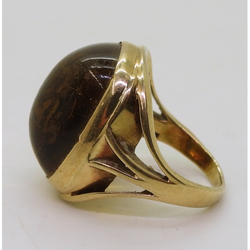 9066 - A yellow metal ring set with a sugar loaf cut citrine of approx 19.5mm x 15.7mm x 8.9mm, finger size... 