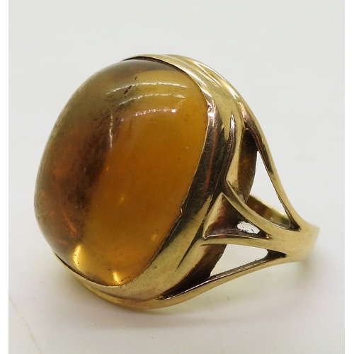 9066 - A yellow metal ring set with a sugar loaf cut citrine of approx 19.5mm x 15.7mm x 8.9mm, finger size... 