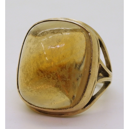 9066 - A yellow metal ring set with a sugar loaf cut citrine of approx 19.5mm x 15.7mm x 8.9mm, finger size... 