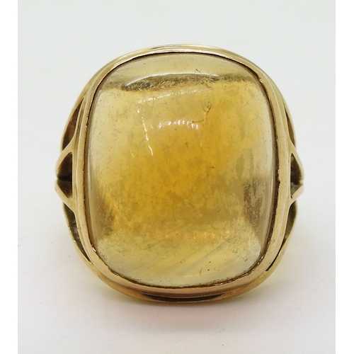 9066 - A yellow metal ring set with a sugar loaf cut citrine of approx 19.5mm x 15.7mm x 8.9mm, finger size... 