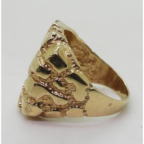 9125 - A 9ct gold retro gents ring, set with cubic zirconia, finger size W, weight 10.2gms 