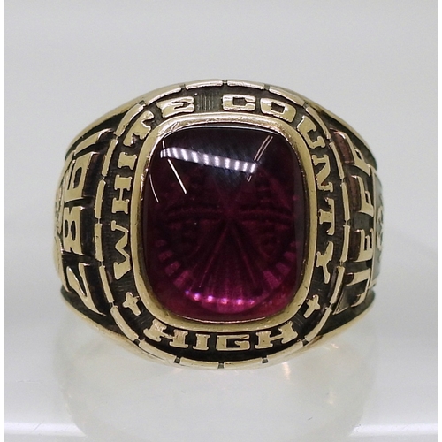 9127 - A 10k Josten's brand American college  ring, for White County High 1987, set with a pink glass gem, ... 