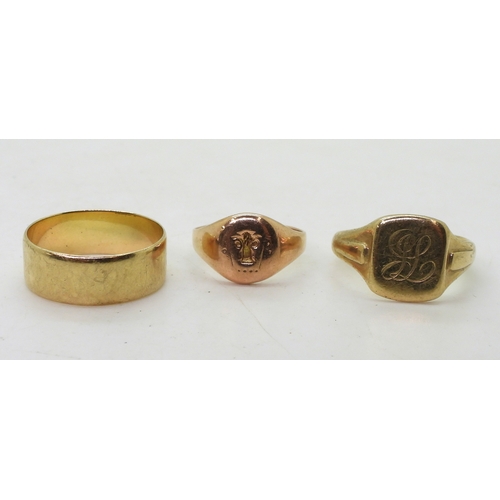 9138 - Two 9ct gold signet rings, larger example U1/2, rose gold, size P, wedding band size U1/2, weight co... 