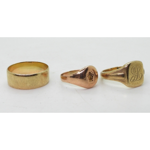 9138 - Two 9ct gold signet rings, larger example U1/2, rose gold, size P, wedding band size U1/2, weight co... 