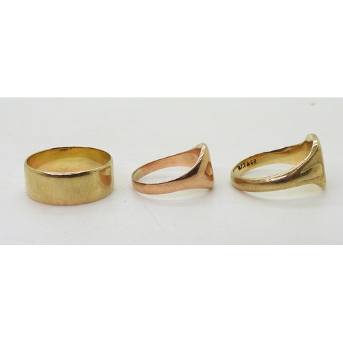 9138 - Two 9ct gold signet rings, larger example U1/2, rose gold, size P, wedding band size U1/2, weight co... 