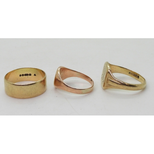 9138 - Two 9ct gold signet rings, larger example U1/2, rose gold, size P, wedding band size U1/2, weight co... 