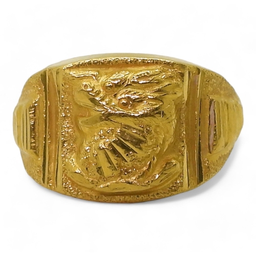 9139 - A bright yellow metal dragon's head ring, stamped with Chinese characters and 96.5%, size S, weight ... 